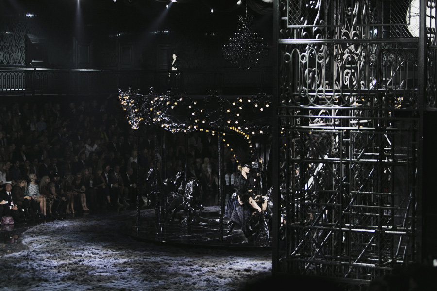 Park-and-Cube_Louis-Vuitton-SS14_024